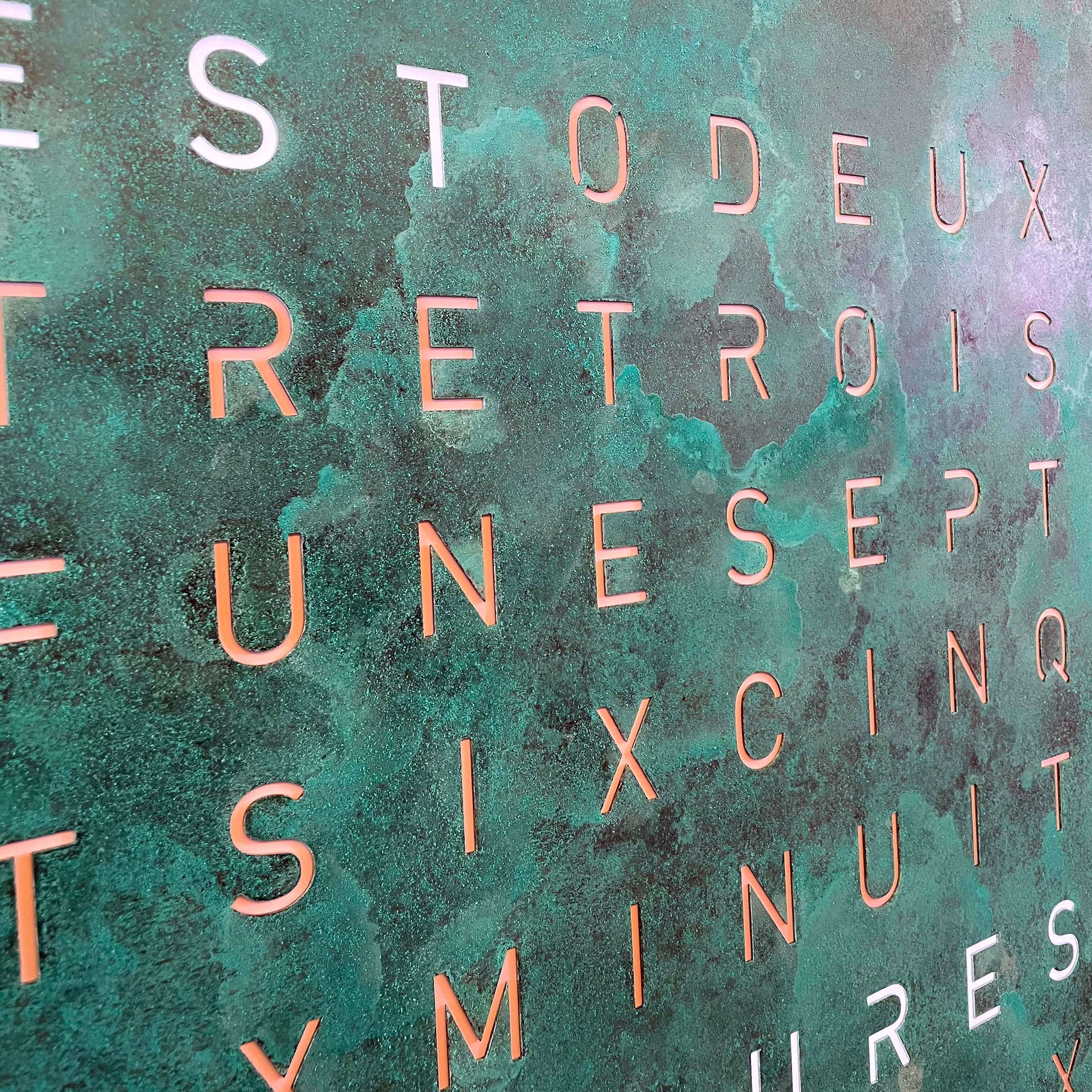 Qlocktwo Large (Earth 90) Creator's Edition Vintage Copper 90x90 cm - Français - #079 – Bild 3