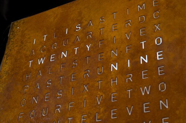 Qlocktwo Classic Creator's Edition Rust - English – Bild 2