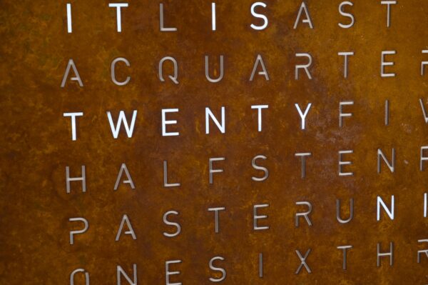 Qlocktwo Classic Creator's Edition Rust - English – Bild 3